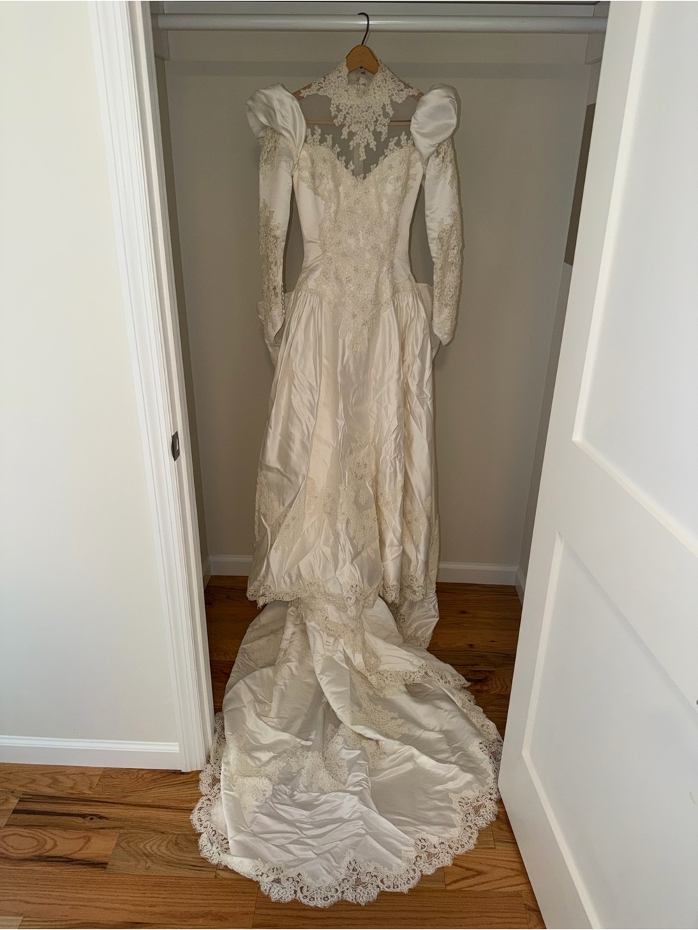 Lace Long Sleeve Bridal Gown with Train and Veil